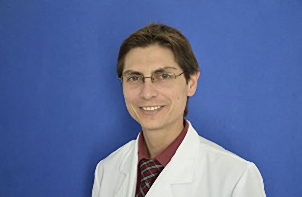 Dr. Rubén González Echeverría